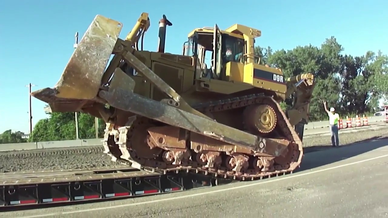 Unloading CAT D9R off the Lowboy